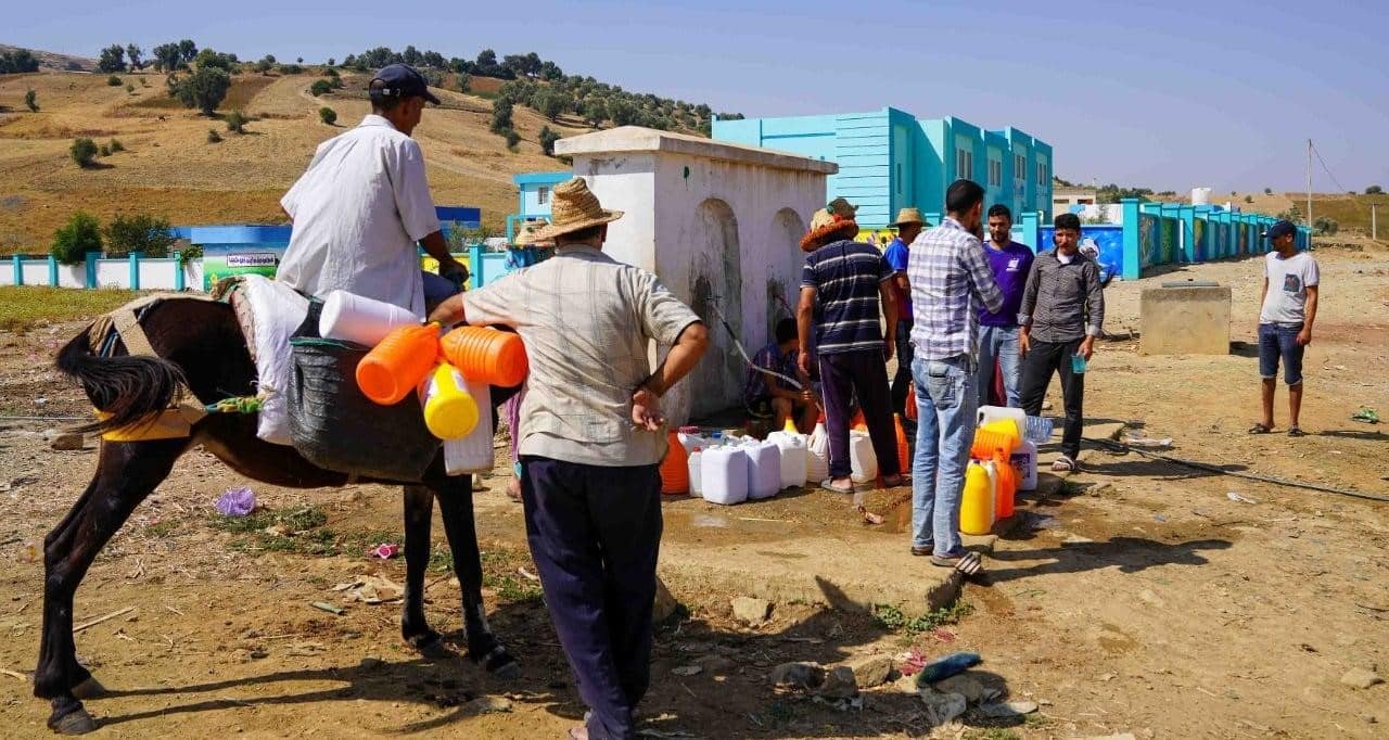 تداعيات حملات تحرير الملك العمومي بالبيضاء.. مطالب برلمانية ببدائل مهنية لـ 4 آلاف صانع وتاجر متضرر الدار البيضاء – 30 أكتوبر 2026 دخلت حملات تنظيم المجال الحضري وتحرير الملك العمومي التي تباشرها السلطات المحلية بمدينة الدار البيضاء ردهات البرلمان، بالتزامن مع مناقشات مشروع قانون المالية لسنة 2027 بمجلس النواب. وطالب محمد الركاني، عضو الفريق الاستقلالي للوحدة والتعادلية، الحكومة بالتدخل العاجل لإنقاذ آلاف المهنيين في قطاع الصناعة التقليدية والمهن الصغرى. مشاريع توسيع شبكات الماء الصالح للشرب بالمراكز والدواوير في جهة الدار البيضاء سطات.