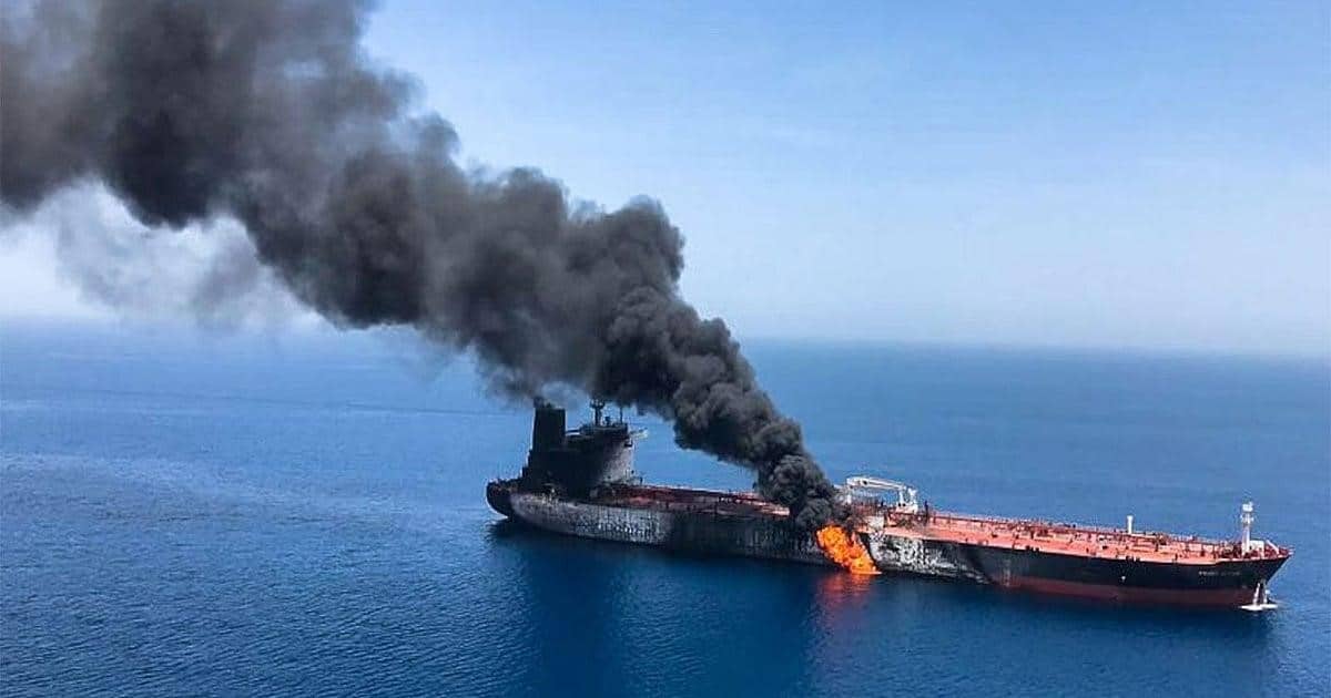ناقلة نفط في مضيق هرمز قبالة سواحل سلطنة عُمان وسط تصاعد الهجمات على السفن التجارية.