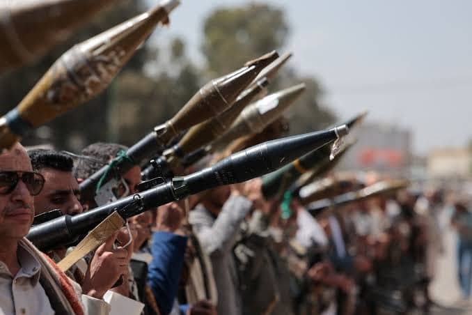 آثار القصف الصاروخي بمحيط مطار عدن الدولي في اليمن